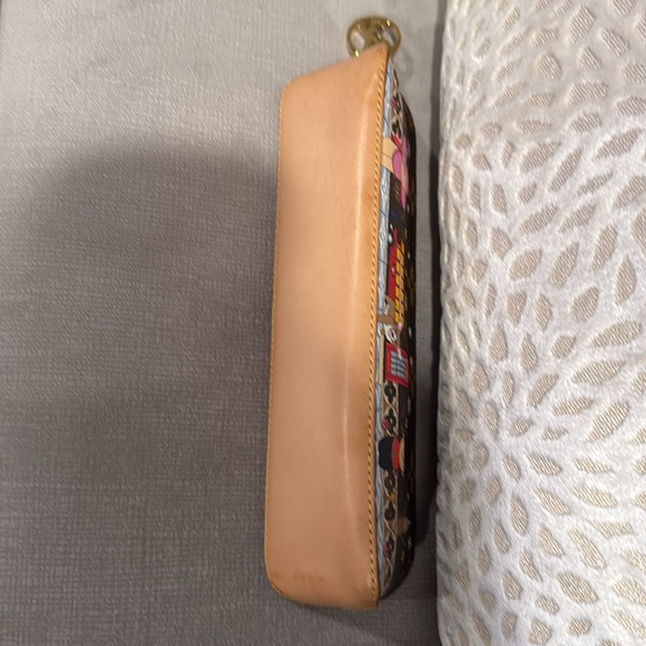 Louis Vuitton 2021 Christmas Animation Pencil Pouch London - Picture 12 of 16